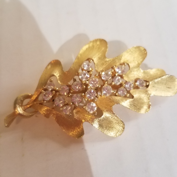Gold rhinestone leaf brooch 4g4 - Picture 2 of 5
